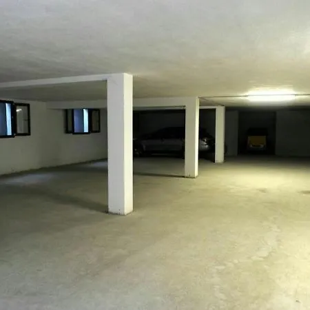 Sleeps 4 Air Con *